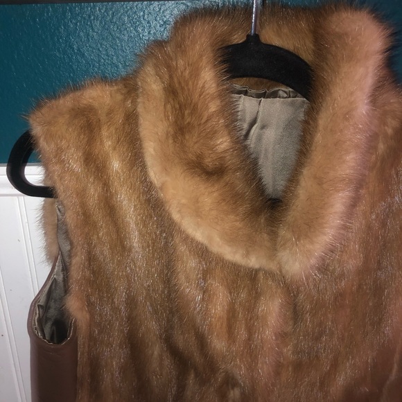 Real fur vest with leather sides pockets and clasp - Picture 9 of 9